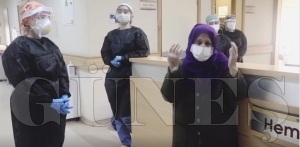 Korana virüsünden kurtul, hastane personeline teşekkür etti Korana virüsünden kurtul, hastane personeline teşekkür etti